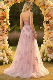Blush Une robe de bal en tulle long à col carré brodée