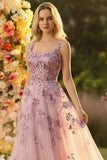 Blush Une robe de bal en tulle long à col carré brodée