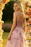 Blush Une robe de bal en tulle long à col carré brodée