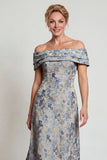 Robe de la mère de la mariée en fleur gris-bleu décollée sur l’épaule, ligne en A