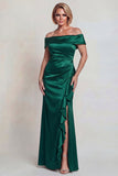 Robe de mère de la mariée en satin vert foncé à volants décollés sur l’épaule