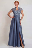 Robe de mère de la mariée en satin gris-bleu appliquée Une robe de mère de mariée avec une fente