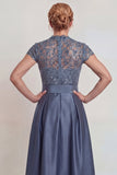 Robe de mère de la mariée en satin gris-bleu appliquée Une robe de mère de mariée avec une fente