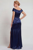 Robe de mère de la mariée en satin bleu marine à épaule décollée