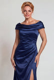 Robe de mère de la mariée en satin bleu marine à épaule décollée