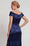 Robe de mère de la mariée en satin bleu marine à épaule décollée