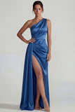 Robe formelle longue à épaule à épaule en satin froncé bleu foncé