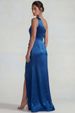 Robe formelle longue à épaule à épaule en satin froncé bleu foncé