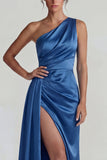Robe formelle longue à épaule à épaule en satin froncé bleu foncé
