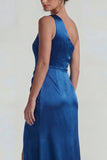 Robe formelle longue à épaule à épaule en satin froncé bleu foncé