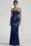 Fourreau longue, robe formelle bleu marine sans bretelles en satin à volants