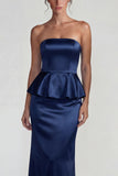 Fourreau longue, robe formelle bleu marine sans bretelles en satin à volants