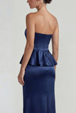 Fourreau longue, robe formelle bleu marine sans bretelles en satin à volants