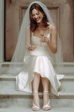 Robe longue de mariée en satin à bretelles blanches