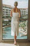 Robe de mariée longue en satin blanc à col carré