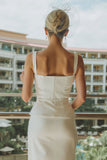 Robe de mariée longue en satin blanc à col carré