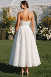 Robe de mariée longue sans bretelles en dentelle blanche A Line