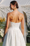 Robe de mariée longue sans bretelles en dentelle blanche A Line