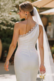 Robe de mariée blanche à fourreau en dentelle à une épaule