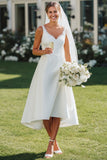 Robe de mariée en satin midi en dentelle blanche en V