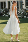 Robe de mariée en satin midi en dentelle blanche en V