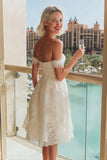 Robe de mariée en dentelle blanche décollée sur les épaules A