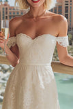 Robe de mariée en dentelle blanche décollée sur les épaules A
