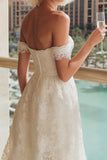 Robe de mariée en dentelle blanche décollée sur les épaules A