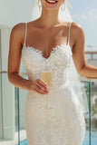 Robe de mariée en dentelle blanche à bretelles fines