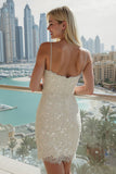 Robe de mariée moulante aux bretelles fines en ivoire et à sequins
