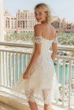 Robe de mariée en dentelle ivoire décollée sur l’épaule A Line