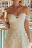 Robe de mariée en dentelle ivoire décollée sur l’épaule A Line
