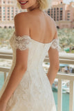 Robe de mariée en dentelle ivoire décollée sur l’épaule A Line