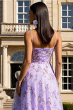Robe de bal longue à bretelles fines florales lilas avec des fleurs 3D