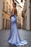 Robe longue de bal de promo bleu clair à dos nus perlés en sirène avec nœud