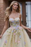 Robe longue de bal en A-line jaune clair à bretelles fines brodées en tulle