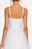 Robe de fiançailles à bretelles fines blanches Une robe de fiançailles à étages jusqu’aux genoux