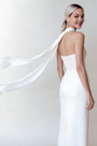 Écharpe blanche à épaule sans bretelles à col long avec une longue robe de fiançailles