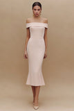 Petite robe blanche simple en satin épaule dénudée