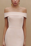 Petite robe blanche simple en satin épaule dénudée