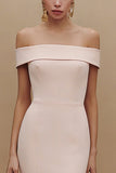 Petite robe blanche simple en satin épaule dénudée