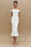 Petite robe blanche simple en satin épaule dénudée