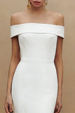 Petite robe blanche simple en satin épaule dénudée