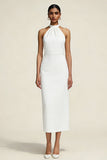 Petite robe blanche en satin à fourreau dos-nu