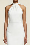 Petite robe blanche en satin à fourreau dos-nu