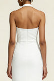 Petite robe blanche en satin à fourreau dos-nu