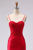 Longue robe de bal de bal brodée en satin rouge en dentelle dans le dos, fendue