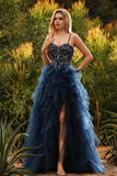 Bleu marine à bretelles fines Une robe de bal longue en tulle à étages avec fente