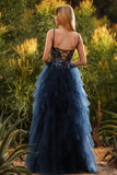 Bleu marine à bretelles fines Une robe de bal longue en tulle à étages avec fente