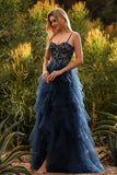 Bleu marine à bretelles fines Une robe de bal longue en tulle à étages avec fente